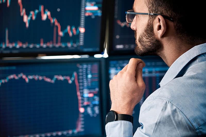 Bearded,Man,Trader,Wearing,Eyeglasses,Sitting,At,Desk,At,Office ช่วงเวลาเทรด Forex