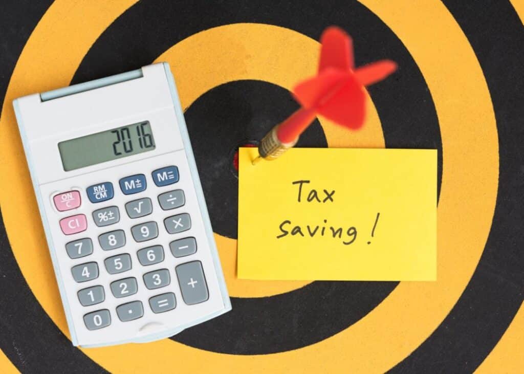 Tax saving note with dart arrow on bullseye การลงทุน