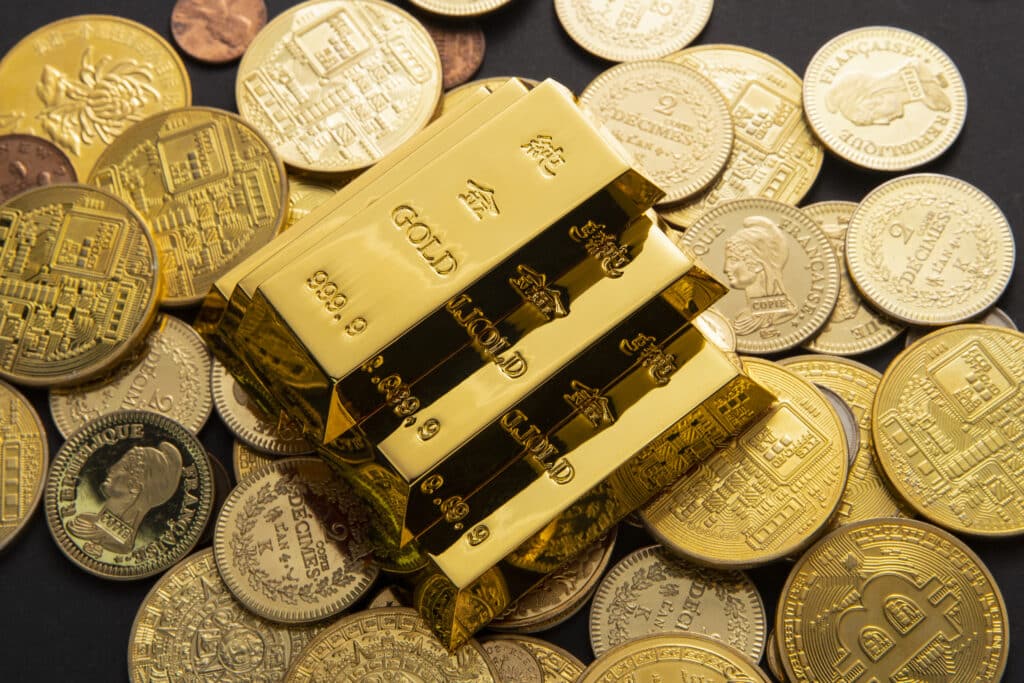closeup-shot-pile-shiny-gold-coins-bars-2 ทำไมควรลงทุนในทองคำกับกองทุน