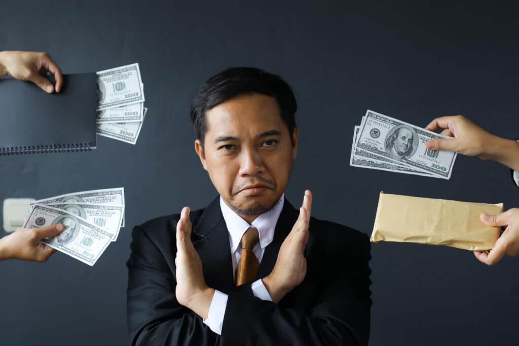 business-man-refusing-money-take-bribe-concept-corruption-anti-bribery ไม่กล้าลงทุนในสิ่งที่จับต้องได้
