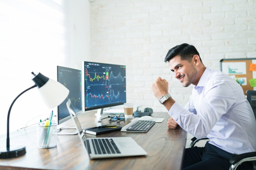 Attractive Freelance Stock Trader Celebrating Profit Share ตัวอย่างการใช้ Leverage ในการทำกำไรของเทรดเดอร์