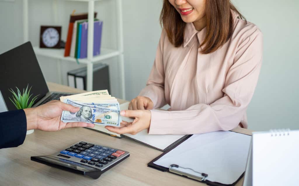 executives-providing-salary-young-asian-staff-receiving-annual-bonuses-salaried-employees ทำไมค่าเงินแข็งค่าขึ้น เมื่อธนาคารกลางขึ้นดอกเบี้ย ?