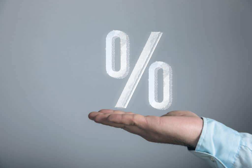 IllIllustrated icon of percent from web. Man holding in his hand ส่อง 4 ปัจจัยที่ส่งผลต่อค่าเงิน