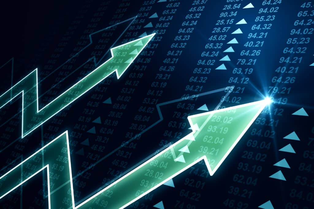Perspective view on green digital graphic arrows on financial chart background, investing and forex market concept. 3D rendering ส่อง 4 ปัจจัยที่ส่งผลต่อค่าเงิน