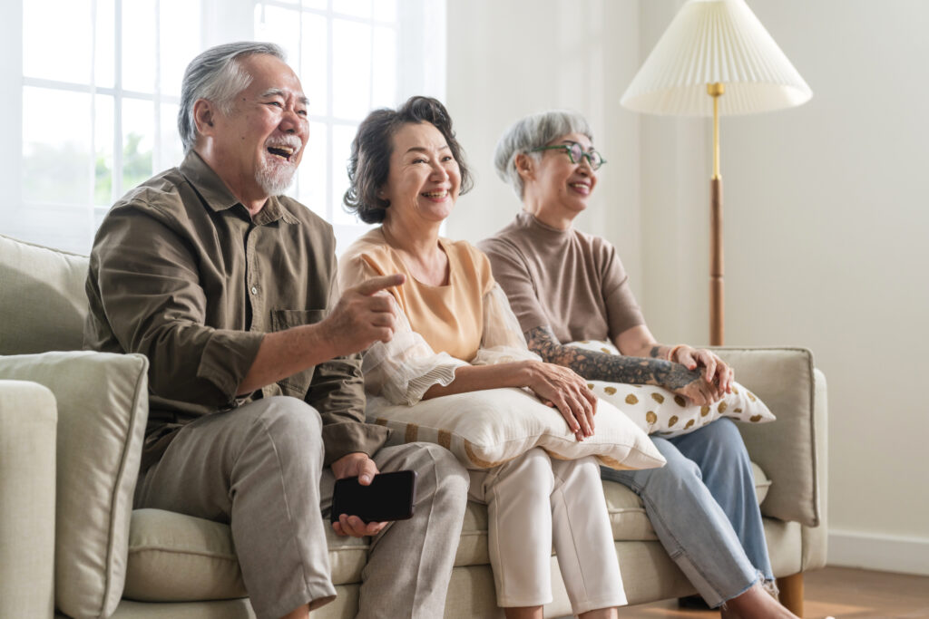 group-asian-old-senior-male-female-spending-weekend-time-together-sit-sofa-couch-watching-tv-comedy-program-with-joyful-laugh-smiling-happiness-expressionsenior-people-nursing-home วางแผนเกษียณ ฉบับ มนุษย์เงินเดือน