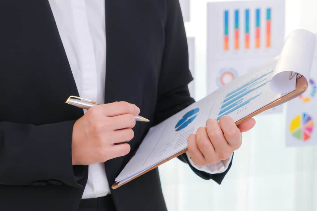 Business people using and Financial charts at meeting office การจัดพอร์ตสำหรับคน Gen Y