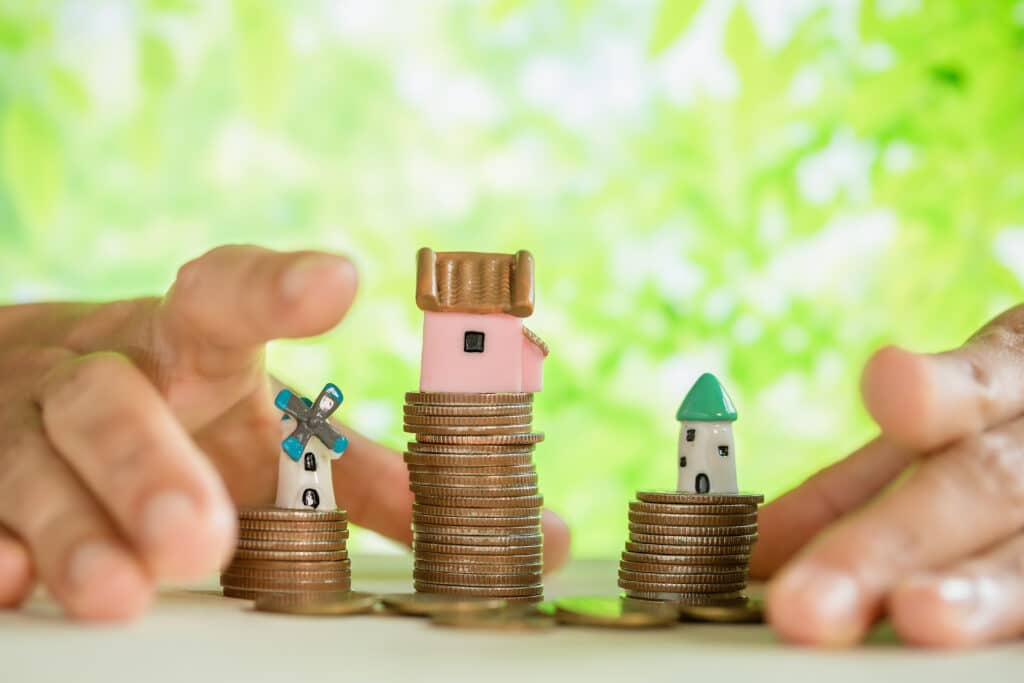 Hand pampered coins and small house model วางแผนการเงินสำหรับคนโสด