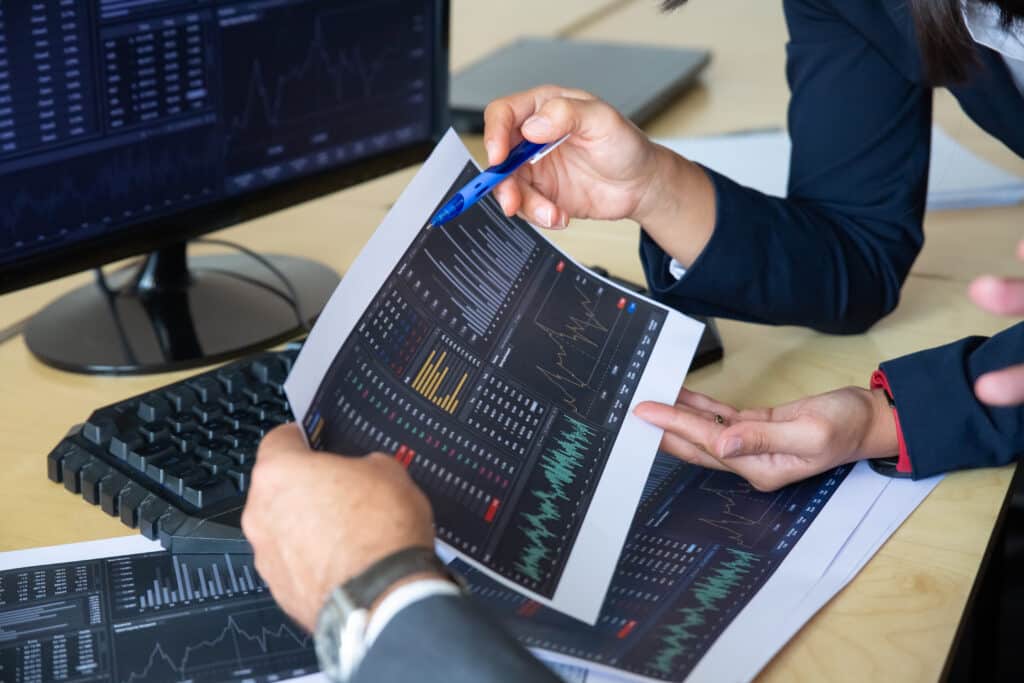Brokers discussing trading strategy nonfarm payrolls คืออะไร